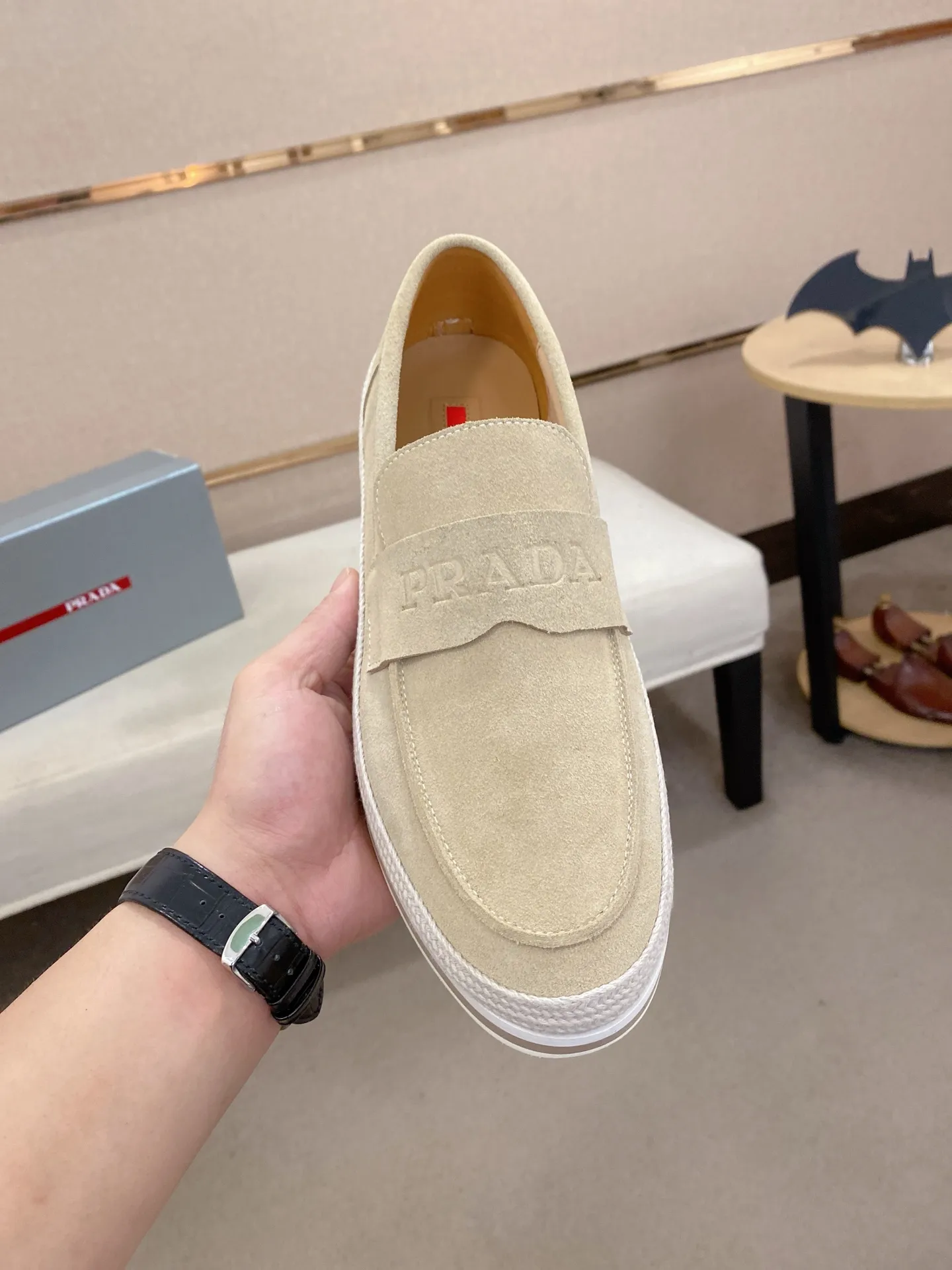 Men's shoes 💰 480💰 ✔️✔️✔️Top high version High-quality new PRADA (Prada) counters are launched at the same time. The new men's shoes and 😘fabrics are purely handmade in Niujing. Lining: Full cowhide lining. 👍🏿High-end☄️Open-molded non-slip rubber outsole, exquisite lines, simple and elegant, comfortable and high-end for leisure travel. Code number: 38-44. Can be customized45